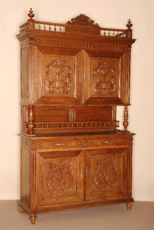 Aufsatzbuffet, Flandern, um 1890, Eiche massiv, 2-tÜriges seitlich kassettiertes gerades Unterteil mit 2 Schubladen, Mittelteil mit ...