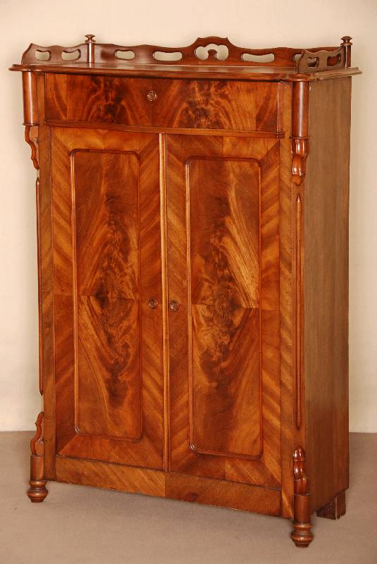 Vertiko, deutsch, um 1860, Louis-Philippe, Korpus Weichholz, Mahagoni gespiegelt verlegt, abgeschrÄgte Ecken, mit Leistenverzierung, in Voluten ...