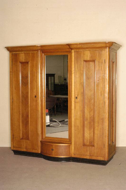 Garderobenschrank, deutsch, um 1920, ArtDeco , Korpus Weichholz, Kirschbaumfurnier, z.T. gespiegelt, original schwarze Fußleiste, in der Mitte ...