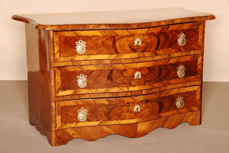 geseschwungene Kommode, deutsch, um 1760, 3-schÜbig, Korpus Weichholz, verhalten gespannt geschweift, Zarge 6-fach geschweift, Kanten abgerundet, ...
