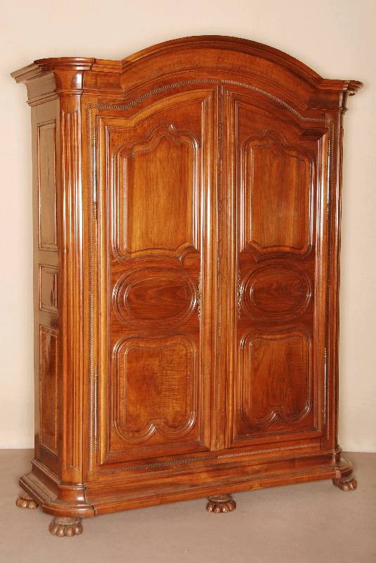 Prunkschrank, Elsaß/wohl Straßburg, um 1760, Nußbaum massiv, komplett auf Rahmen gearbeitet, komplett auf Rahmen gearbeitet, ausgesuchtes ...