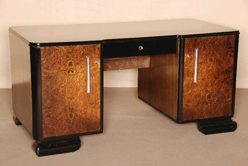 ArtDeco-Schreibtisch mit Barfach, Frankreich, um 1930, in ausdrucksstarkem Nußbaum gearbeitet, Fronten und RÜckseiten in Wurzelholz, zum Teil ...