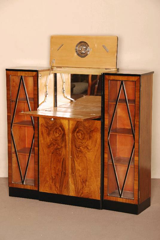 ArtDeco-Barschrank, Frankreich, um 1920, in kaukasischem Nußbaum, zum Teil schwarz abgesetzt, seitliche TÜren verglast, rÜckseitig ...