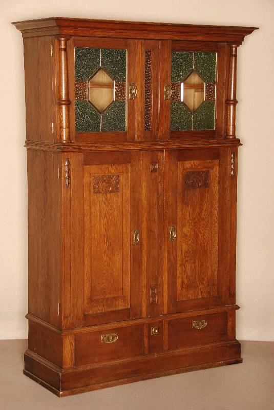 Mehrzweckschrank, deutsch, um 1900, Korpus Weichholz, Eichefurnier, Fußleiste als Sockel, Lisenen z.T. mit gedrechselten VollsÄulen, massive ...