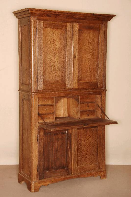Schreibschrank, deutsch/Westfalen, um 1840, Eiche massiv, gerader Korpus, leicht abgerundete Kanten, Ober- und Unterteil mit jeweils 2 TÜren, ...