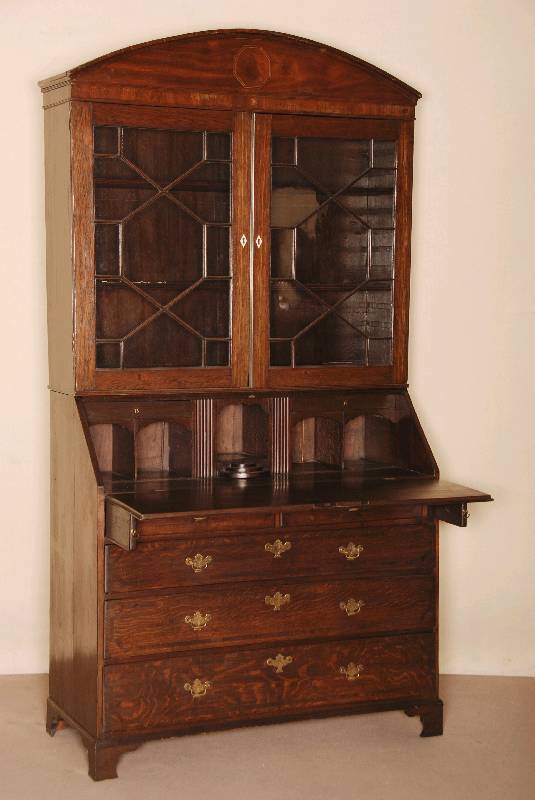 AufsatzsekretÄr, England, um 1820, George III, Eiche massiv, Oberteil mit versprossten GlastÜren, geschwungenes Kopfteil, Unterteil mit mehreren ...