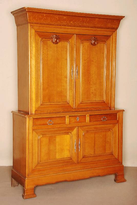 Aufsatzschrank, Frankreich, um 1900, Eiche massiv, kirschbaumfarben, zweitÜrig, gerades Unterteil mit 3 Schubladen, 2-tÜriges Oberteil mit 2 ...