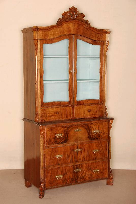 Kommodenaufsatzvitrine, deutsch, um 1870, Louis-Philippe, Korpus Weichholz, Nußbaum furniert, 3-schÜbiger Korpus, 2-tÜriger Glasaufsatz, ...