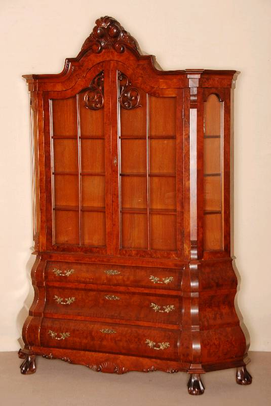 Barockstilvitrine, Holland, um 1960, nach altem Vorbild gearbeitet, Korpus Weichholz/Hartholz, Wurzelnußfurnier, z.T. gespiegelt verlegt, ...