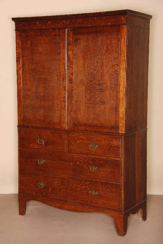Kabinettschrank, England, um 1820/30, Georg III, Eiche massiv, auf BracketfÜßen, Zarge geschweift, 4-schÜbig, mit eleganten Messinggriffen, ...