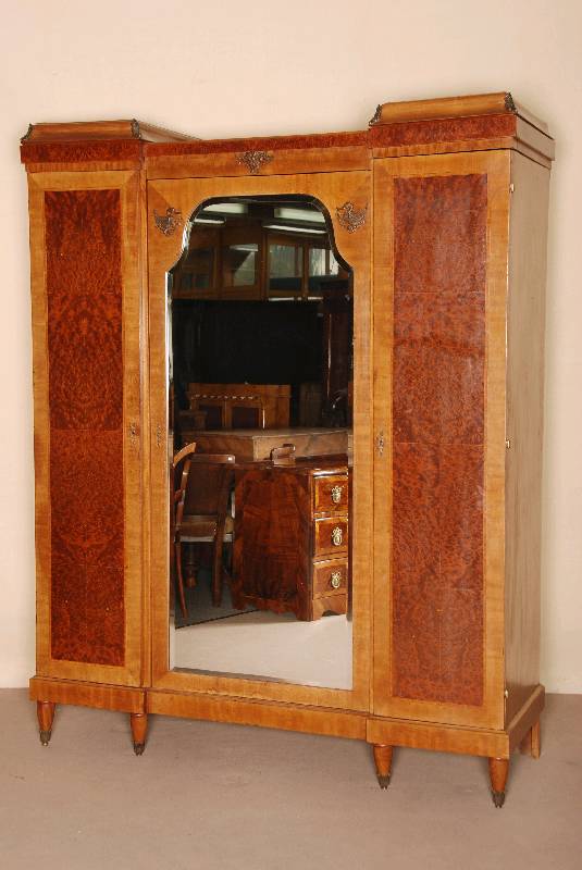 Schlafzimmer, Frankreich, um 1870, Louis-XVI-Stil, Korpus Eiche, Mahagoni- und Vogelaugenahornfurnier, MessinggußbeschlÄge, bestehend aus ...