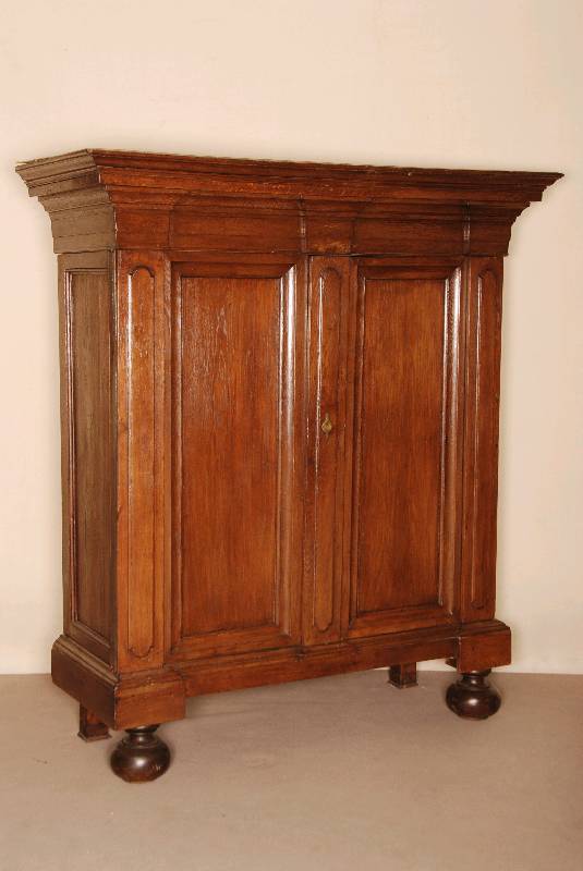 Schrank, deutsch, um 1760, Eiche massiv, auf schweren KugelfÜßen, 2-tÜrig, FÜllungen mit Leistenverzierung, schweres Kopfteil, 10-fach ...