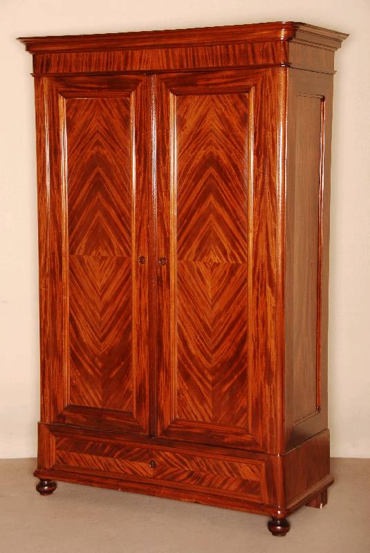 SpÄtbiedermeierschank, deutsch, um 1840, Mahagoni gespiegelt verlegt, auf KugelfÜßen, sogenannte Blenderschublade, gerahmte FÜllungen mit ...