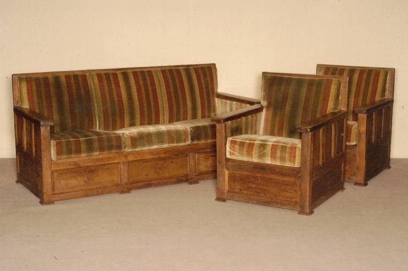Sitzgarnitur, deutsch/wohl MÜnchen, um 1900, bestehend aus Sofa und 2 Sesseln, Eiche massiv, gerade strenge AusfÜhrung, Bezug wohl spÄter, ...