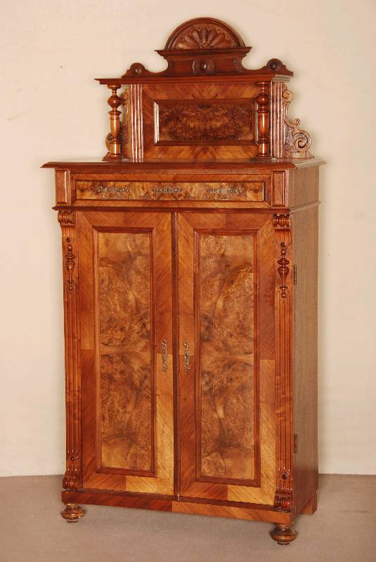 Vertiko mit Aufsatz, deutsch, um 1880, GrÜnderzeit, Korpus Weichholz, Nußbaum furniert, auf KugelfÜßen, 2-tÜrig, TÜllungen mit ausgesuchtem ...