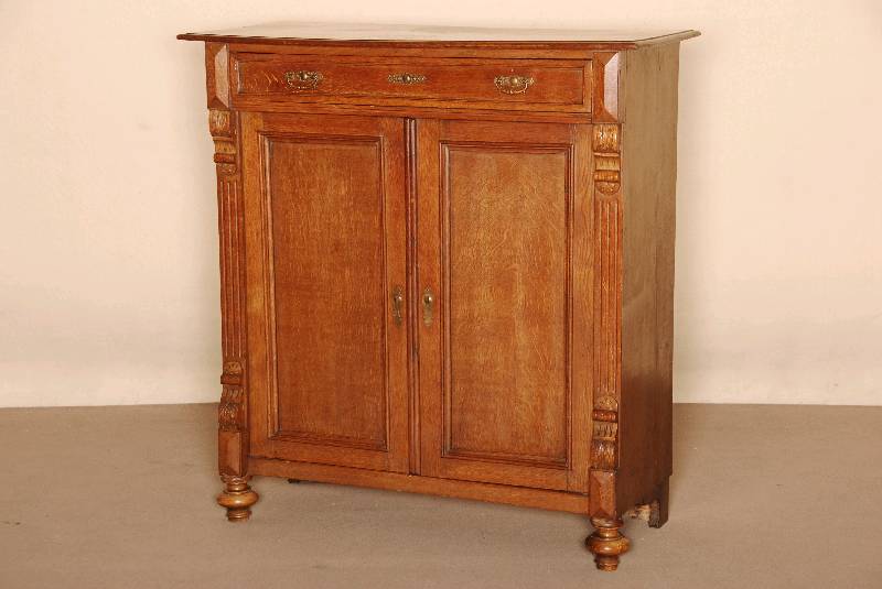 Halbschrank/Vertiko, deutsch, um 1870, Eiche massiv, auf KugelfÜßen, Lisenen kanneliert, in Voluten auslaufend, TÜrfÜllungen gerahmt und mit ...