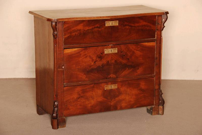 Kommode, deutsch, um 1860, Louis-Philippe, Korpus Weichholz, Mahagonifurnier, z.T. gespiegelt verlegt, 3-schÜbig, Lisenen mit aufgesetzten ...
