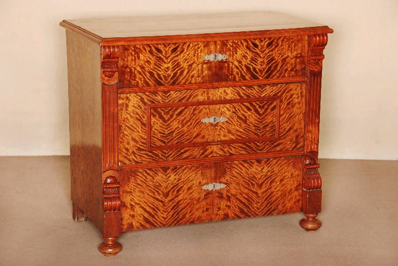 Kommode, deutsch, um 1880, GrÜnderzeit, Korpus Weichholz, Birke furniert, Lisenen in Voluten auslaufend, 3-schÜbig, mittlere Schublade mit ...