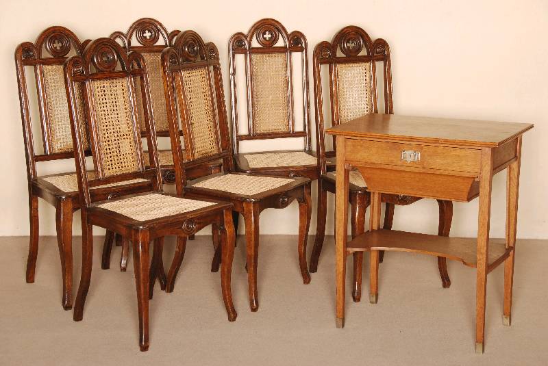 NÄhtischchen, deutsch, um 1910, Eiche z.T. massiv, auf leicht konischen Beinen, mit Messingappliken, schÖnes Innenleben, großes Schubfach, ...