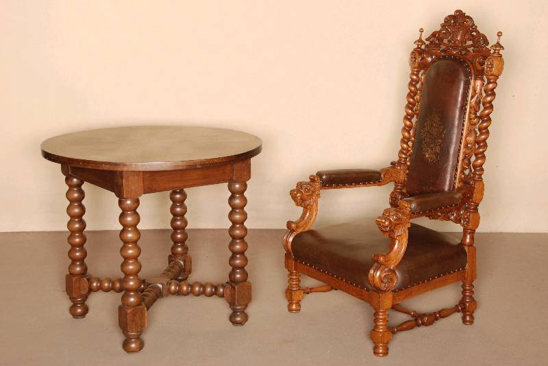 Tisch, deutsch, um 1900, Eiche massiv, Platte und Zarge furniert, z.T. gespiegelt, FÜße stark gedrechselt und verstrebt, Platte neu lackiert, ...