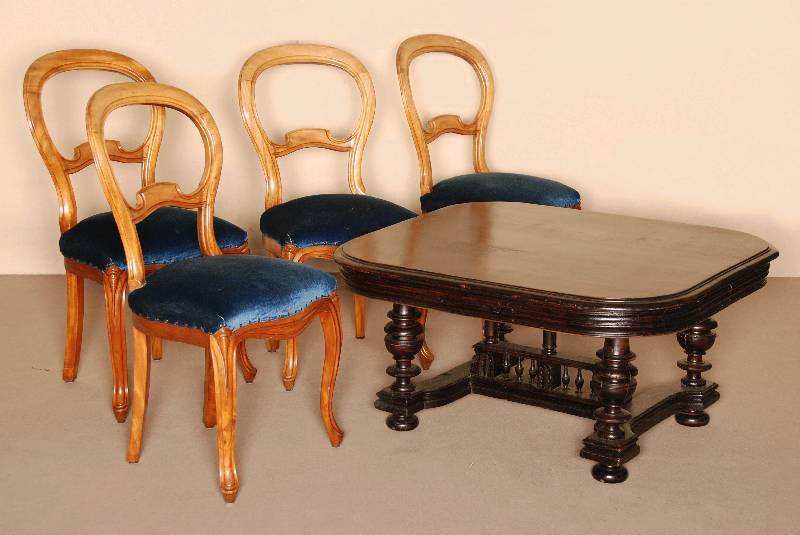 Couchtisch, Frankreich, um 1880, Eiche massiv, auf 4 gedrechselten SÄulen, verstrebt, profilierte Zarge und Platte, ursprÜnglich Eßtisch, ...