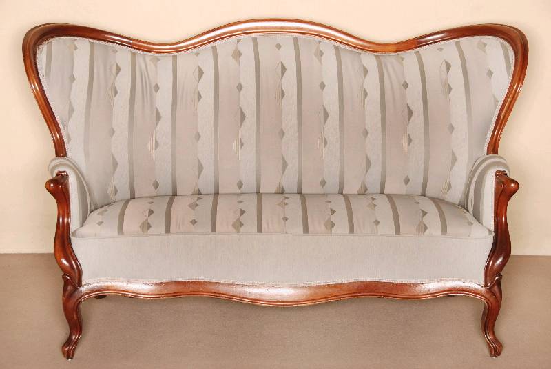 Sofa, deutsch, um 1860, Louis-Philippe, Mahagoni massiv, gebogene Beine, RÜckenlehne in Schmetterlingsform, Gestell restauriert, Rahmen ehemals ...