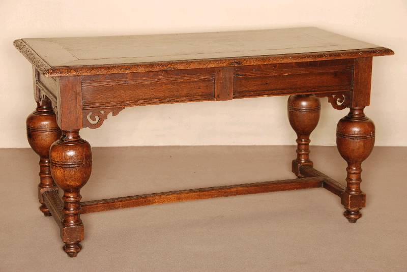 Bezahltisch, Holland, um 1780, Renaissance-Einfluß, Eiche massiv, auf balusterfÖrmigen Beinen mit Verstrebung, gerahmte Zarge mit SÄgearbeiten ...