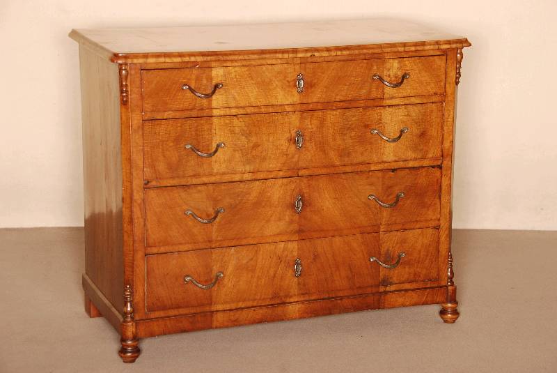 Kommode, deutsch, um 1845/50, Korpus Weichholz, Nußbaum furniert, auf kleinen KugelfÜßen, 4-schÜbig, an den Ecken abgeschrÄgter Korpus mit ...