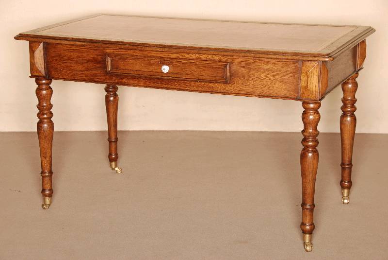 Schreibtisch, deutsch, um 1870, Eiche, z.T. massiv, GrÜnderzeit, auf gedrechselten Beinen, auslaufen in Messingrollen, an den Ecken ...