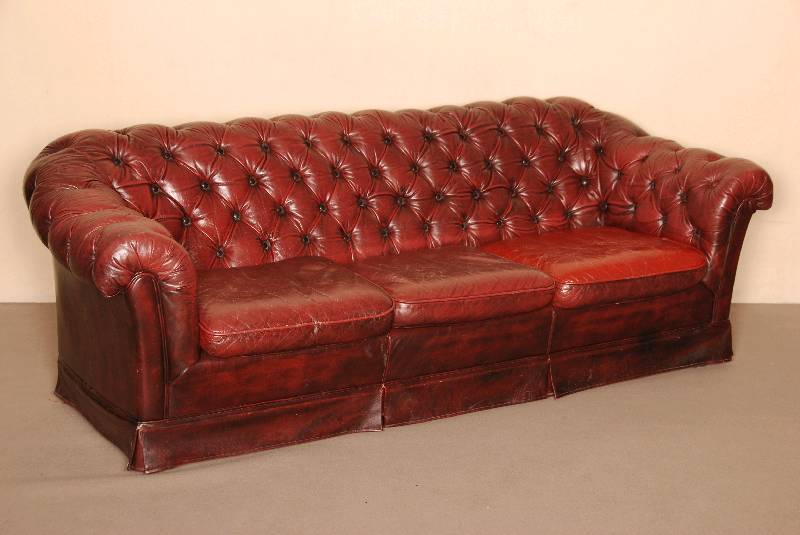 3-sitzer Sofa, nach englischem Vorbild von 1910, weinroter Lederbezug, RÜcken und Seiten geheftet und genoppt, 1 Sitzbezug erneuert, farblich ...