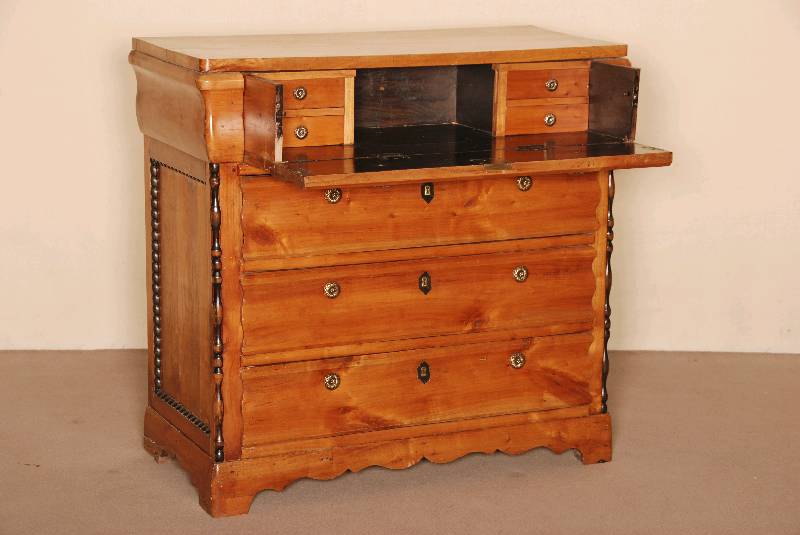 Kommode, mittel- bzw. norddeutsch, um 1860, Kirschbaum massiv, Front 4-schÜbig, vielfach horizontal gewellt, SchlÜsselschilde eingelassen, ...