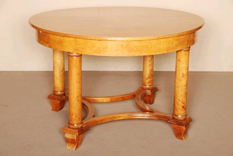 Runder Ausziehtisch, deutsch, um 1905/10, Korpus Weichholz/Hartholz, Ahornfurnier z.T. gespiegelt verlegt, sogenanntes 2. bzw. 3. Biedermeier, ...