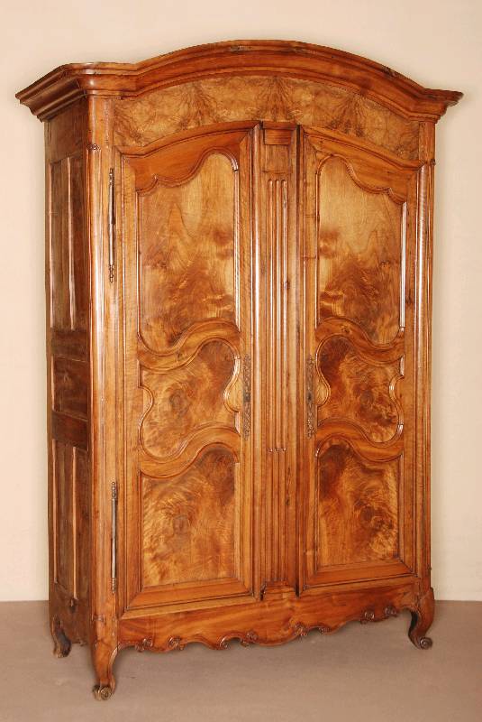 Prunkschrank, Elsaß, um 1770, Nußbaum massiv , komplett auf Rahmen gearbeitet, sogenannter Steckschrank, Kopf geschweift, Zarge passig, 6 -fach ...