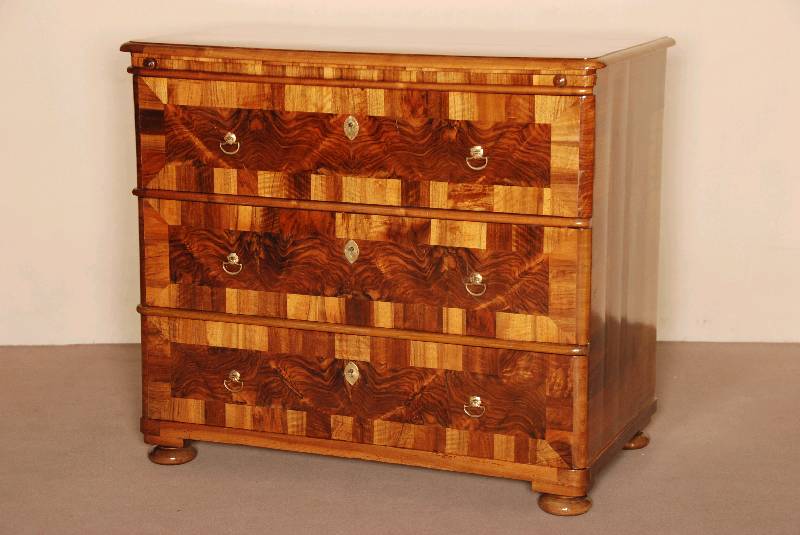 3-schÜbige WÄschekommode, sÜddeutsch/Schweiz/Elsaß, um 1780, Korpus Weichholz, Wurzelnußfurnier gespiegelt bzw. doppelt und 3-fach gespiegelt ...