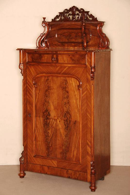Vertiko, mitteldeutsch, um 18550/60, Korpus Weichholz, Pyramidenmahagonifurnier gespiegelt bzw. doppelt gespiegelt verlegt, z.T. Nußbaum massiv, ...