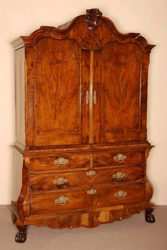 Kabinettschrank, Holland, um 1780, Korpus Eiche massiv, Wurzelnußfurnier, unten 3 Schubladen, abgeschrÄgte Ecken, geschwungenes Abschlußgesims ...