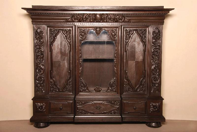 BÜcherschrank, deutsch, um 1910, Korpus Weichholz, Eiche furniert z.T. massiv, auf schweren KugelfÜßen, unten 3 Schubladen, Front und ...