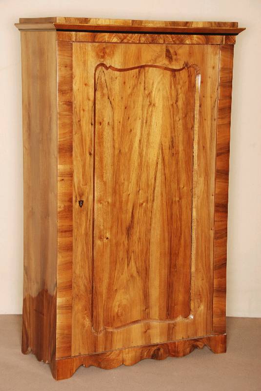 WÄsche- bzw. Kleiderschrank, NiederÖsterreich, um 1825/30, sogenannte BrezelfÜllung, Korpus Weichholz, Wurzelnuß, z.T. quer furniert verlegt ...