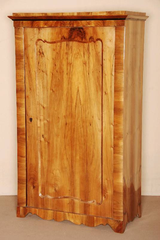 WÄsche- bzw. Kleiderschrank, NiederÖsterreich, um 1825/30, sogenannte BrezelfÜllung, Korpus Weichholz, Wurzelnuß, z.T. quer furniert verlegt ...
