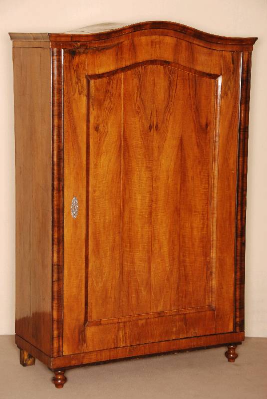 Schrank, um 1860, Nußholz furniert, eintÜrig , zerlegbar, sogenannter Offiziersschrank, im Inneren findet sich in großen schablonierten ...