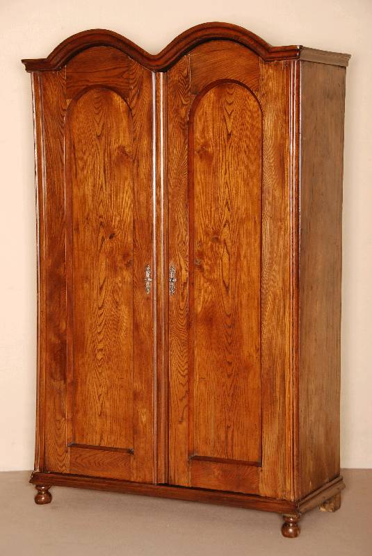Schrank, Ende 19. Jhd., Ulme massiv, zweitÜrig, doppelbogiges Gesims, starke AltersschÄden, ca. 186x115x47 cm