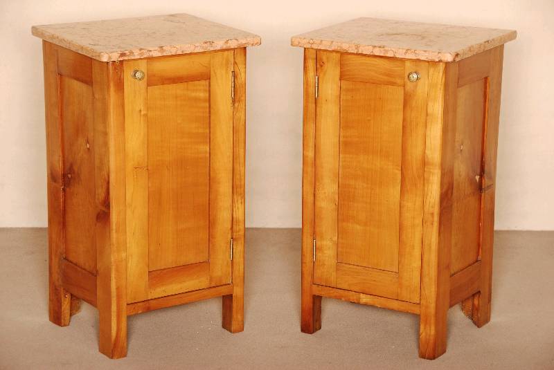 2 NachtschrÄnkchen, Kirschholz, z.T. repariert, aufliegende Marmorplatte, Alters- und Gebrauchsspuren, teilrestauriert, Platten beschÄdigt, ca. ...