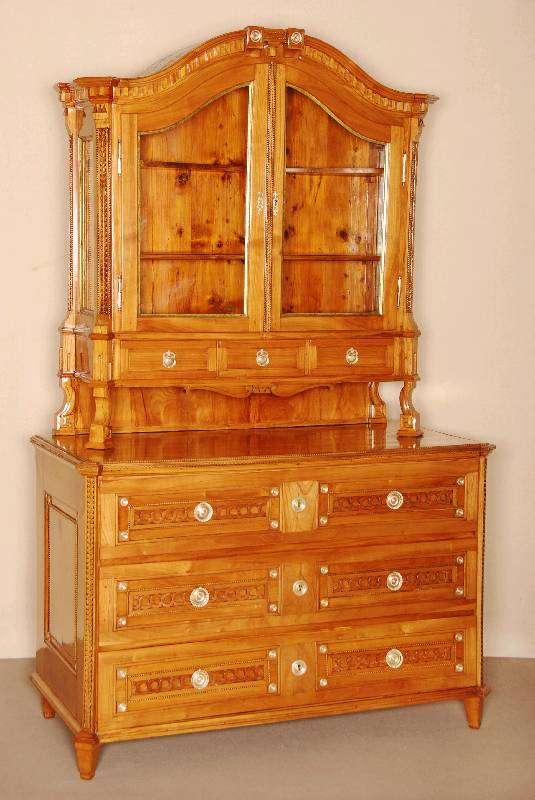 Aufsatzschrank, Kurpfalz, um 1770/80, Korpus Weichholz bzw. Kirschbaum und Obstholz massiv, 3-schÜbig, abgeplattete Ecken, Rocaillen einfach ...