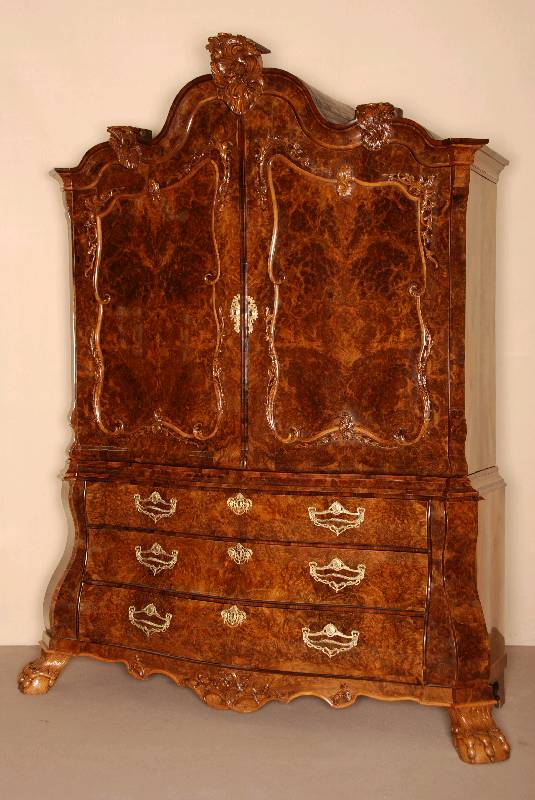 Prunkaufsatzschrank, Niederlande, um 1760, Korpus Kernholz Eiche massiv, Front unterer Teil 3 Schubladen, vertikal doppelt geschweift, seitlich ...