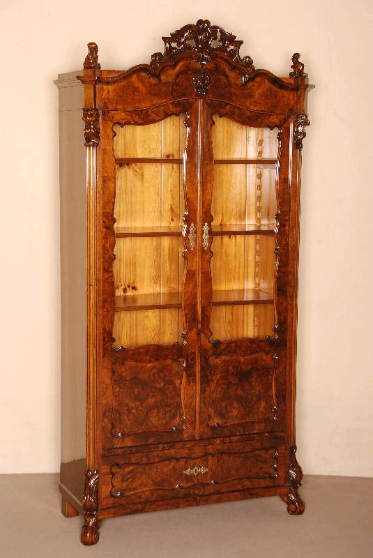 Vitrine, deutsch, um 1860, Louis-Philippe, Korpus Weichholz, Wurzelnußfurnier, auf gebogenen Beinen, mit Sockelschublade, Ecken abgeschrÄgt, ...