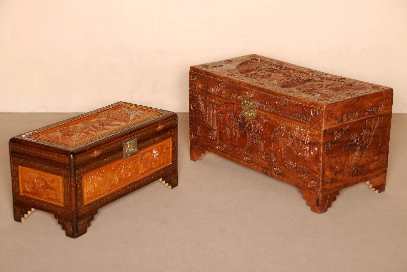 Truhe, Indonesien, um 1930, Kampferholz massiv, auf getreppten Beinen, allseitig geschnitzt, mit Landschaftsdekor und Personenstaffage, aufwendige ...