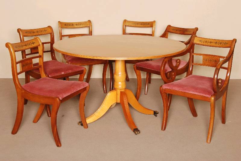 Armlehnstuhl, England, um 1960, Sheratonstil, auf sÄbelfÖrmigen Beinen, RÜckseite stark ausgestellt, gerade RÜckenlehne mit Messingintarsien ...