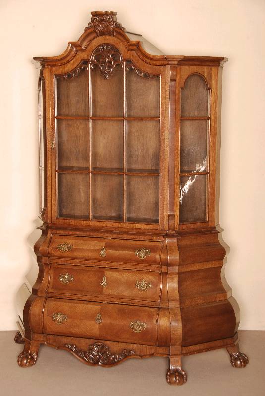 Prunkvitrine/Prahlhans, Holland, um 1900, Korpus Eiche/Weichholz, Eiche furniert, auf TatzenfÜßen, geschweifte Zarge mit Rocaillenschnitzereien, ...