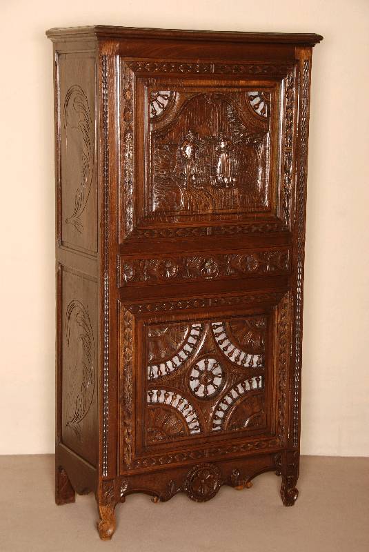 Schrank, Frankreich, um 1880, bretonisch, Kastanienholz massiv, auf Dackelbeinen, Front 2-tÜrig, in der Mitte Schublade, Front mit Schnitzerein ...