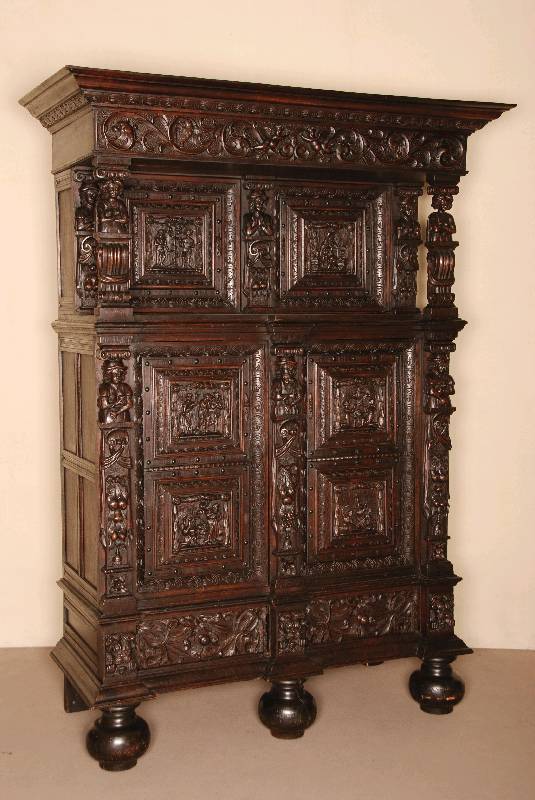 Figurenschrank, Frankreich, um 1870, mit religiÖsen Darstellungen, Eiche massiv, auf balusterfÖrmigen KugelfÜßen, schwere Fußleiste , ...